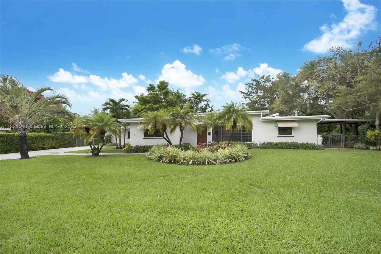 7825 98 St - Photo 1