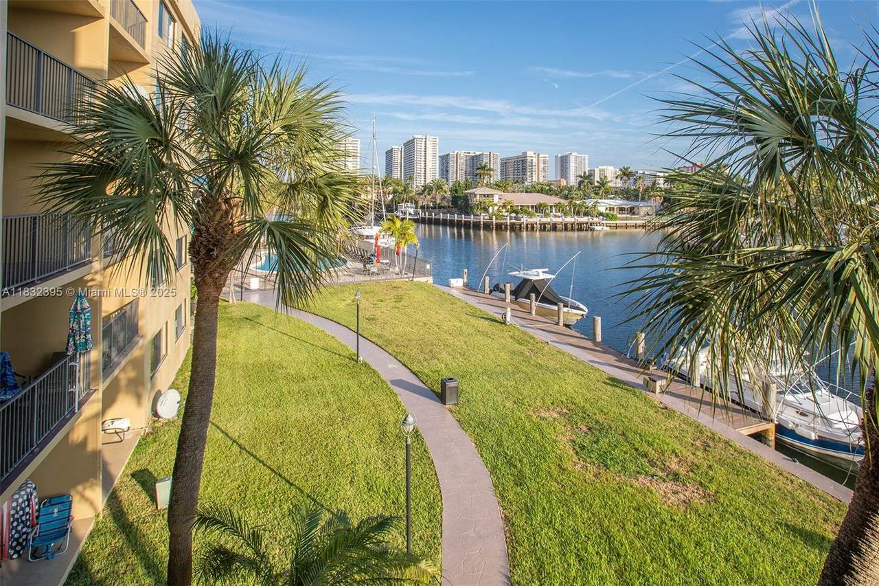 301 Golden Isles Dr - Photo 1