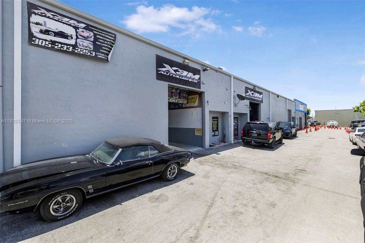 Mechanic Shop For Sa Near Tamiami Airport - Photo 1