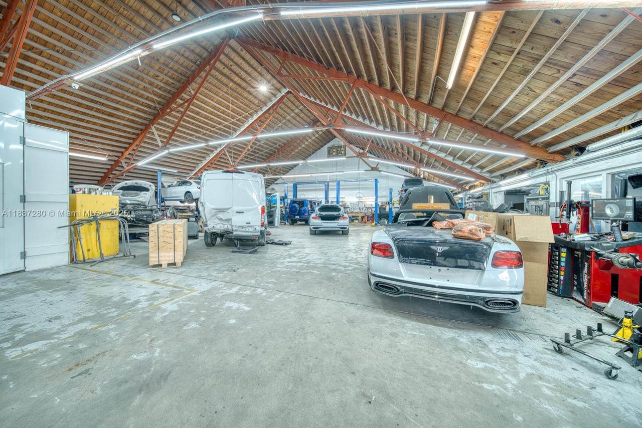 Premier Turnkey Bodyshop For Sale in Hollywood - Photo 1