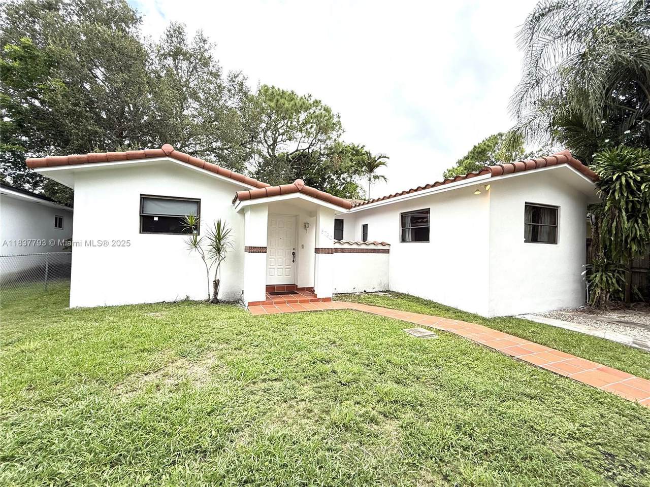 5760 55th St - Photo 1