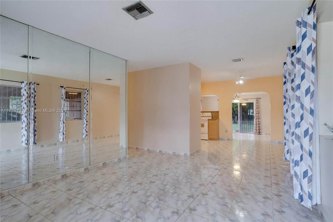 https://bt-photos.global.ssl.fastly.net/miami/1280_boomver_1_A11839103-2.jpg