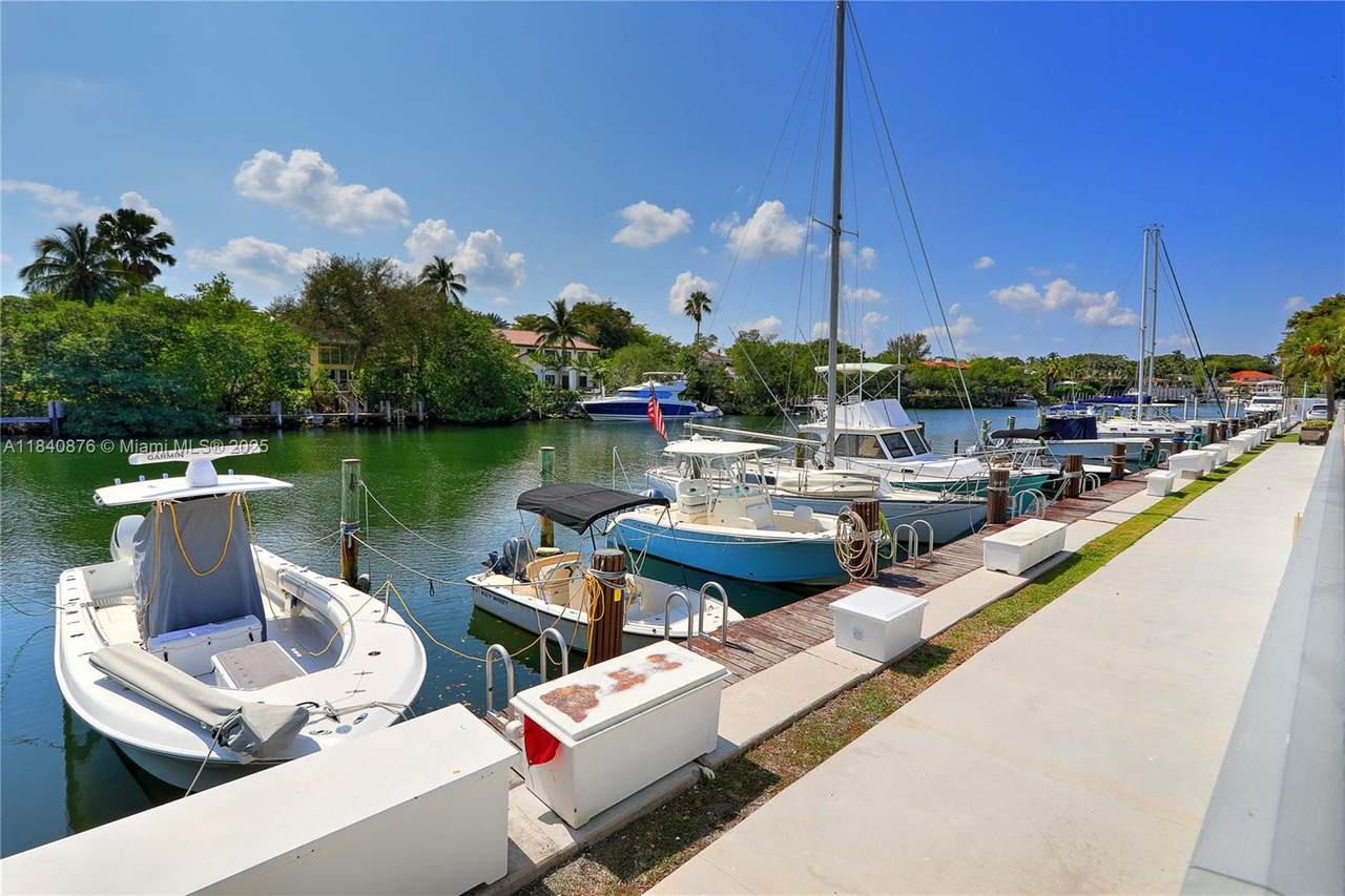 100 Edgewater Dr - Photo 1