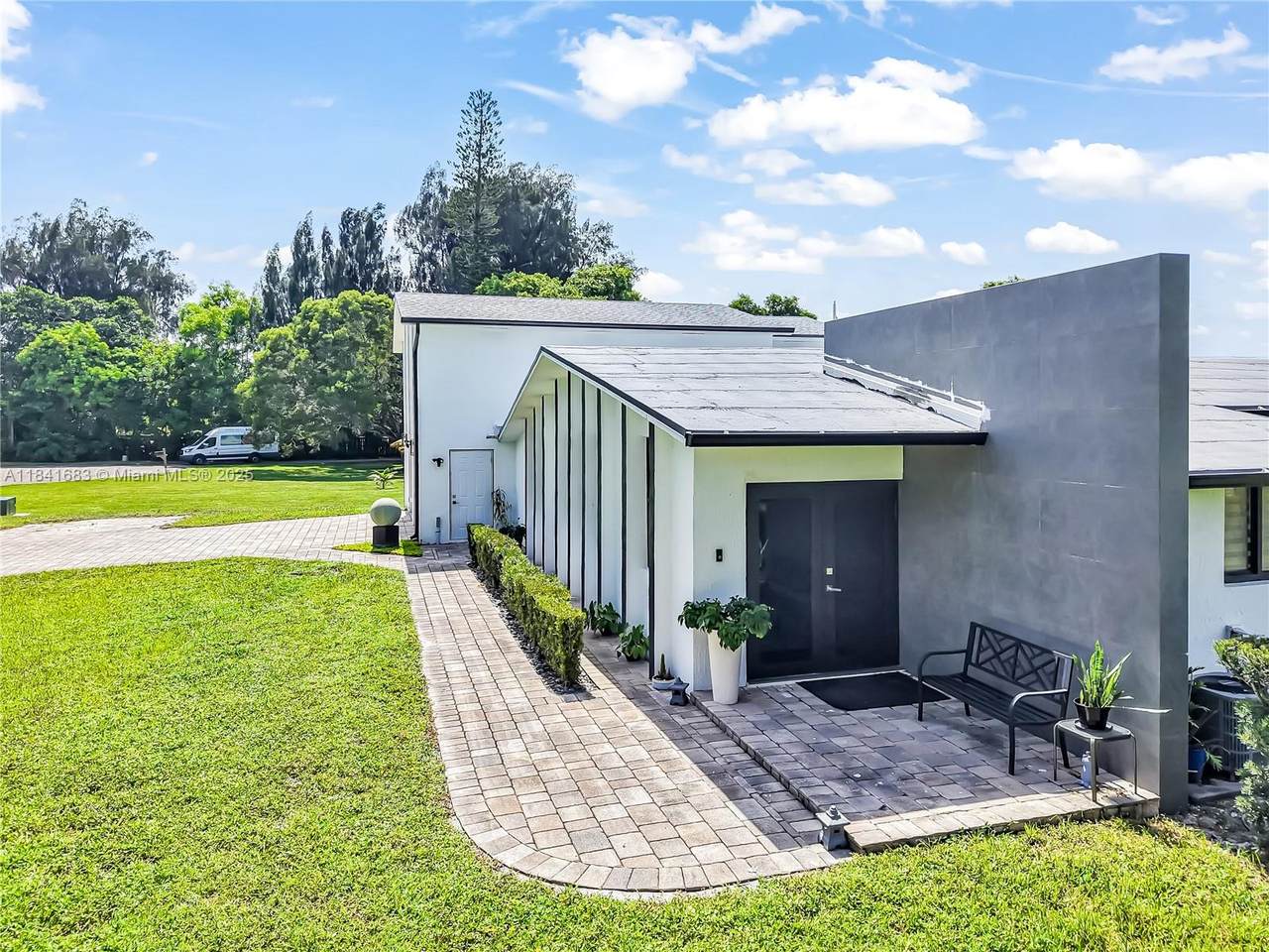 https://bt-photos.global.ssl.fastly.net/miami/1280_boomver_1_A11841683-2.jpg