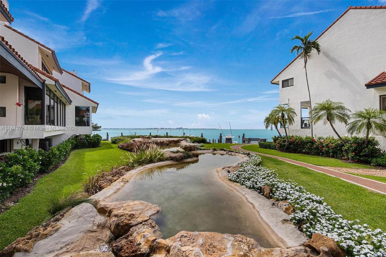 2000 Bayshore Dr - Photo 1