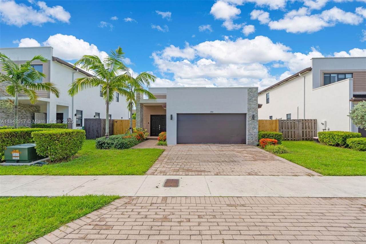348 210th Way - Photo 1