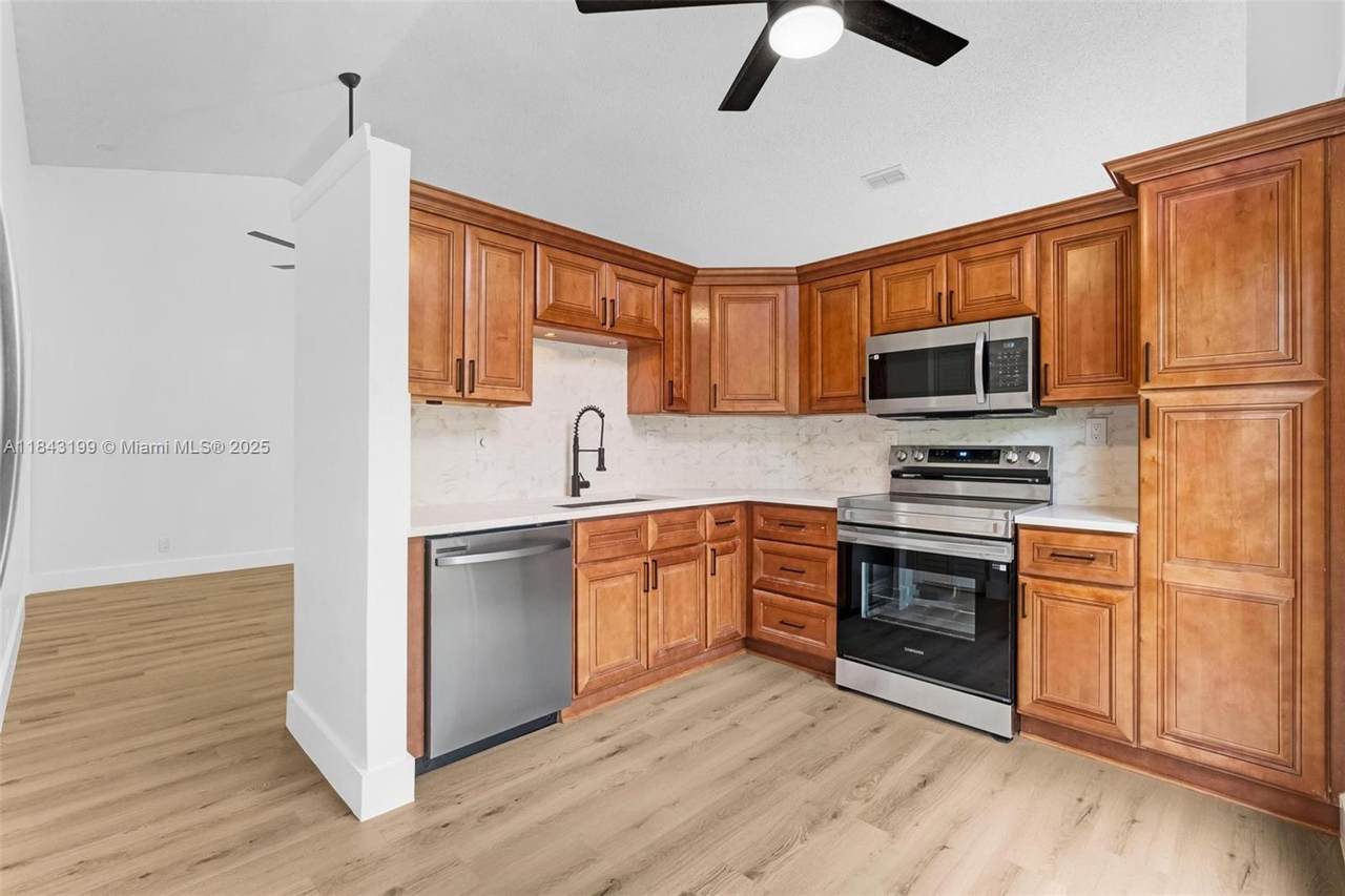 605 Laurel Way - Photo 1