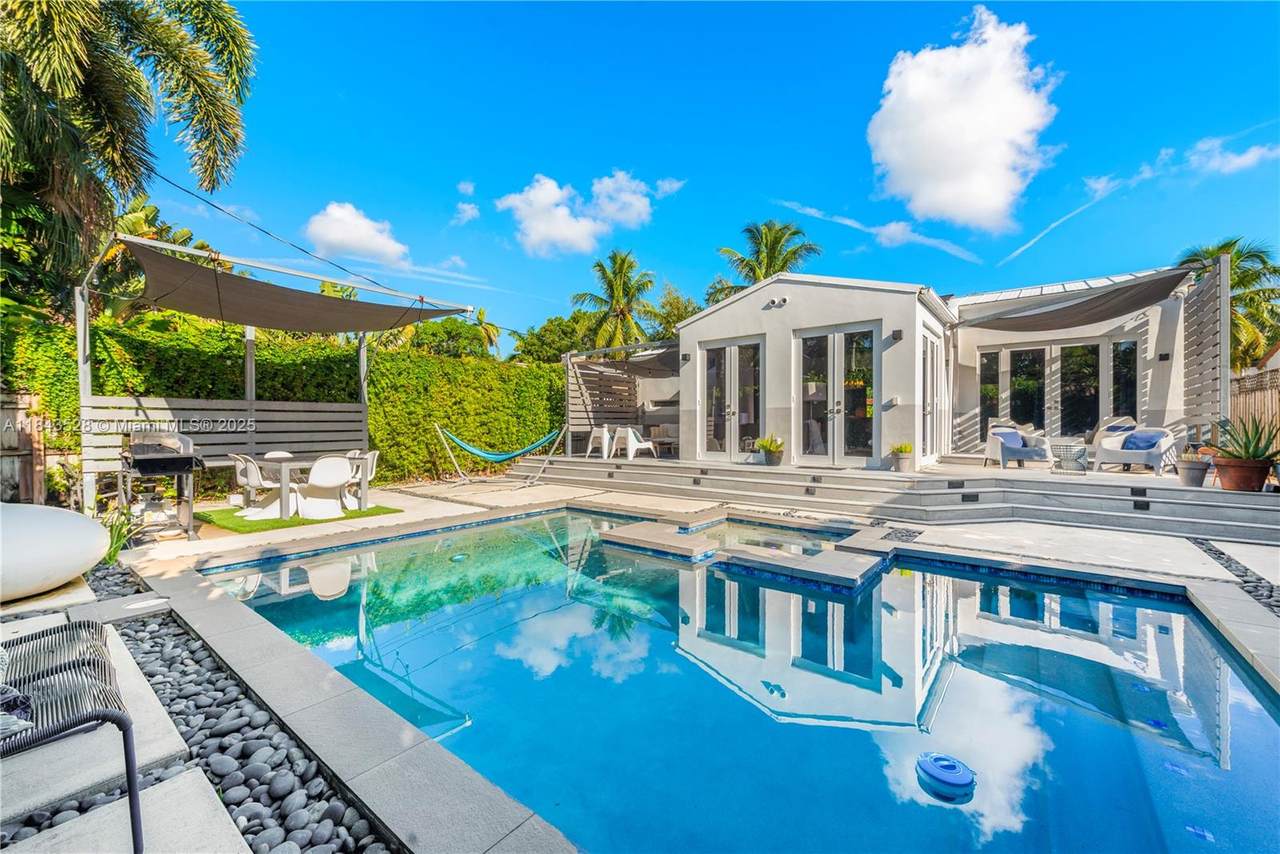 738 72nd Ter - Photo 1