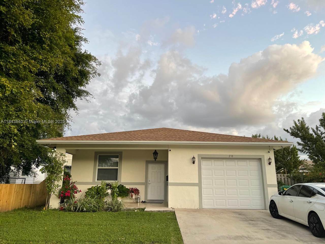 210 4th St - Photo 1