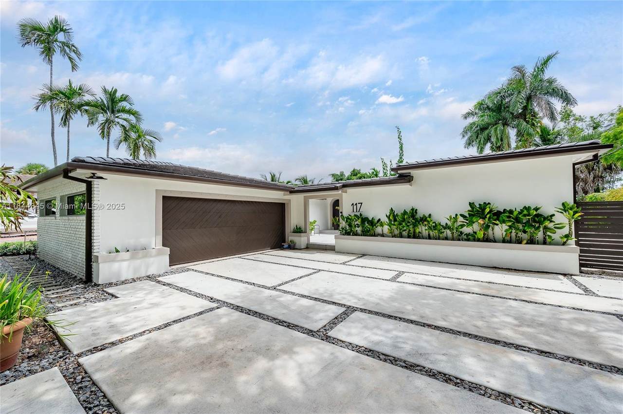 117 Royal Poinciana Blvd - Photo 1