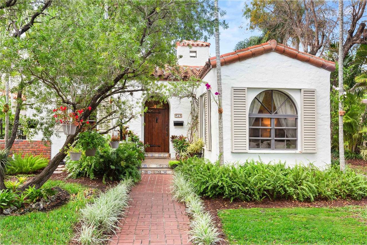 425 Cadagua Ave - Photo 1