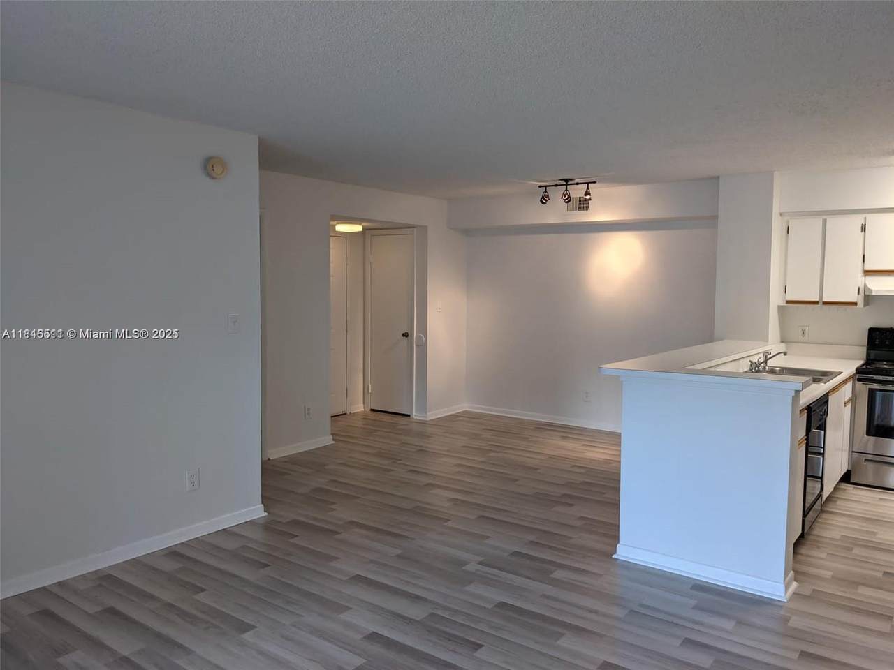 560 Park Rd - Photo 1