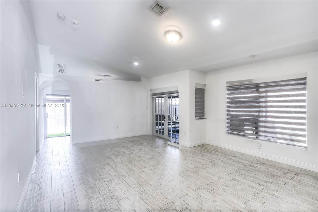 https://bt-photos.global.ssl.fastly.net/miami/1280_boomver_1_A11848007-2.jpg