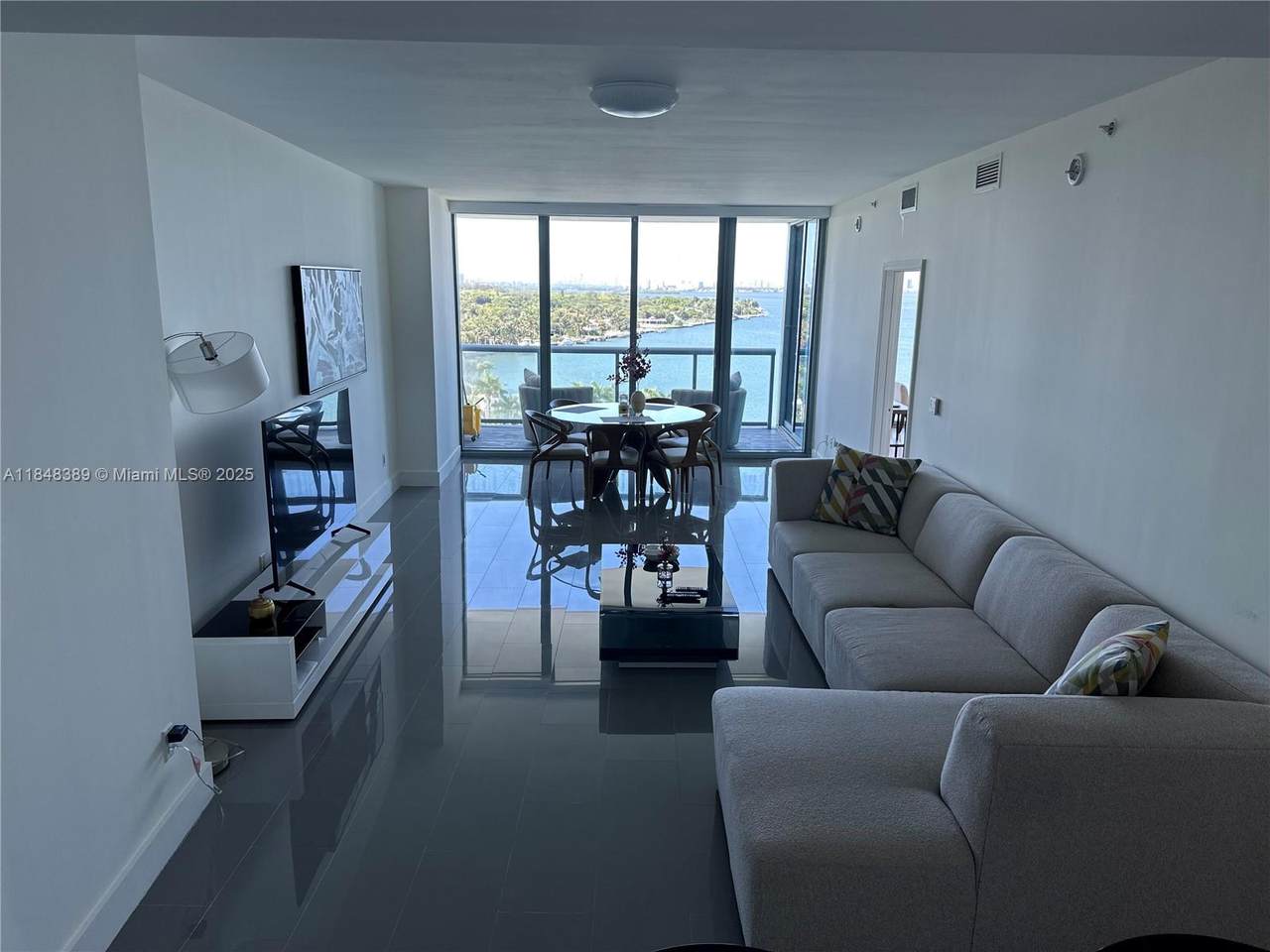 601 36th St - Photo 1