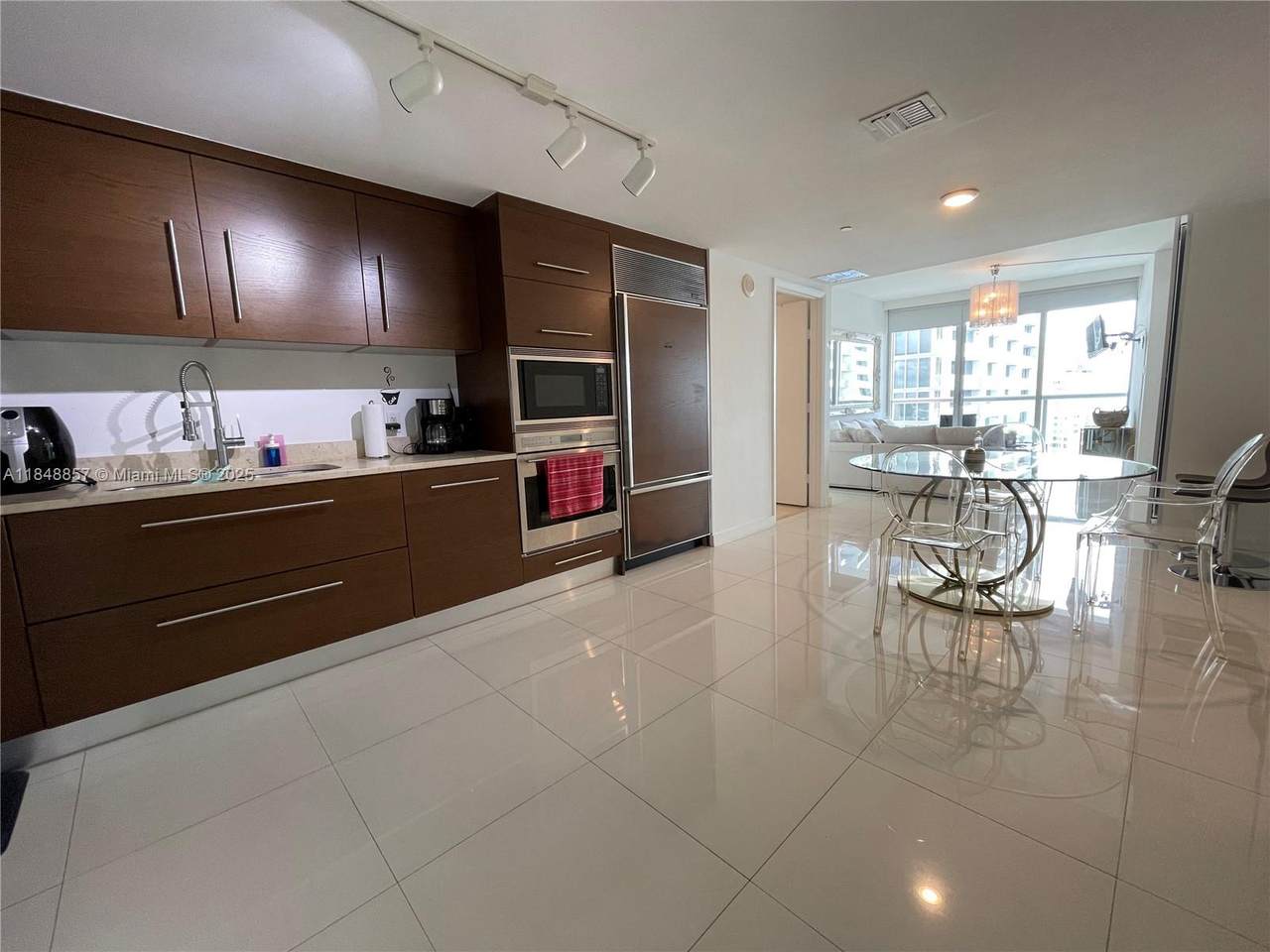 https://bt-photos.global.ssl.fastly.net/miami/1280_boomver_1_A11848857-2.jpg