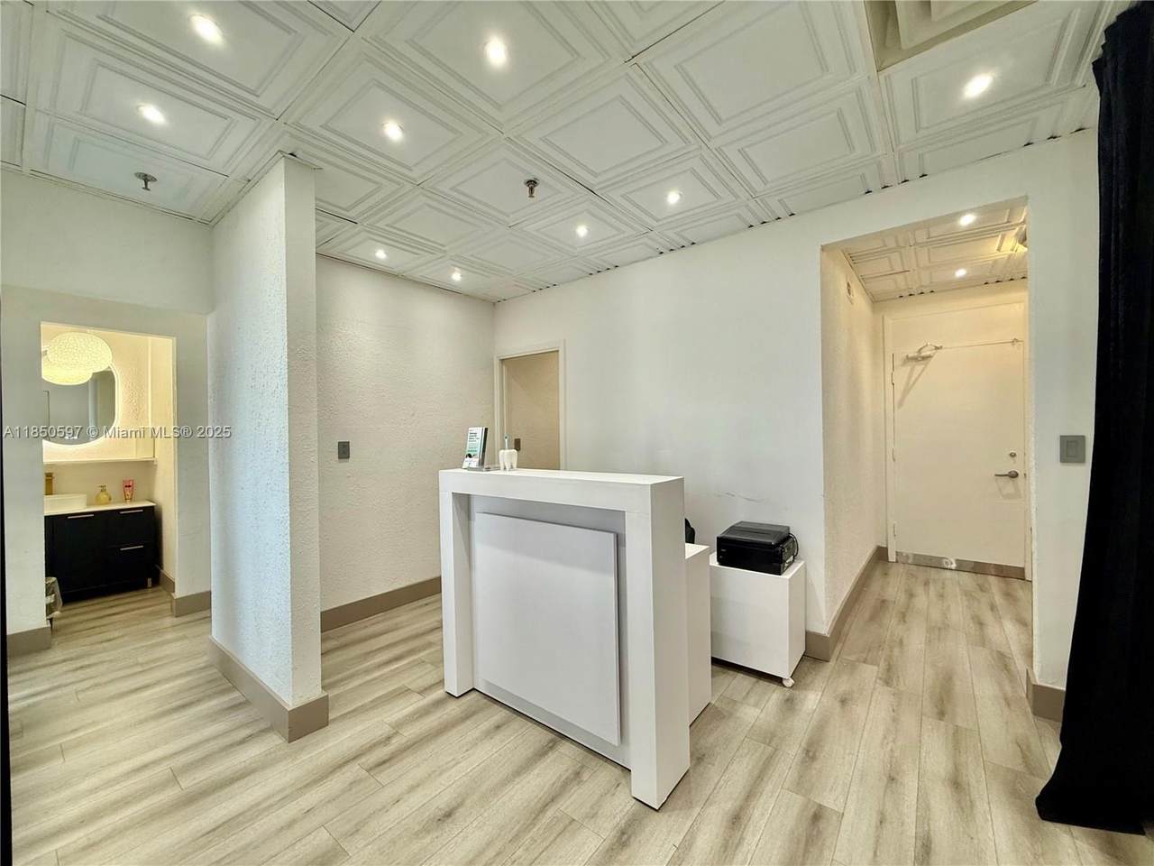 915 Middle River Dr - Photo 1