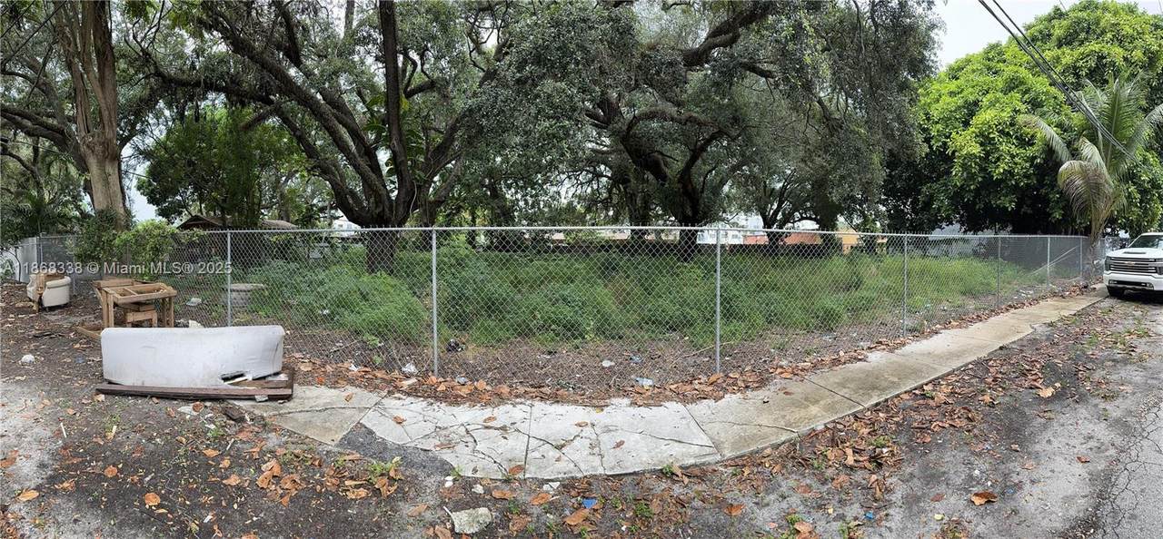 555 147th St - Photo 1