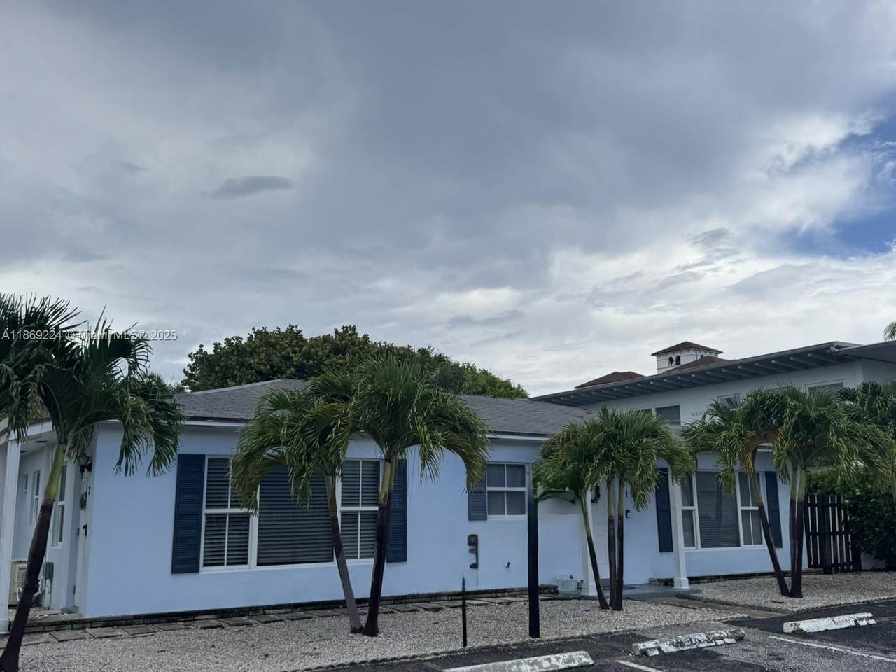 121 Linda Ln - Photo 1