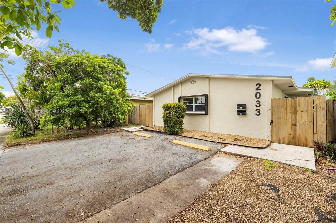 2033 Dewey St - Photo 1