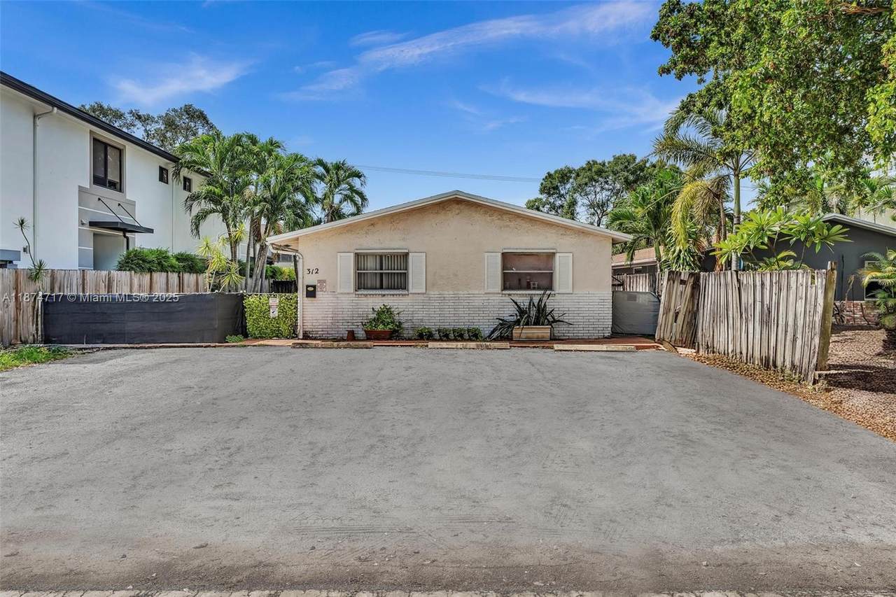 312 9th St - Photo 1