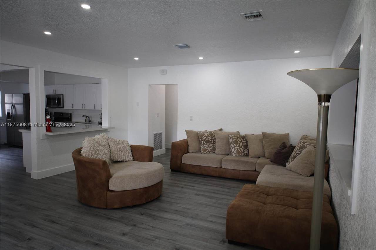 181 121st St - Photo 1