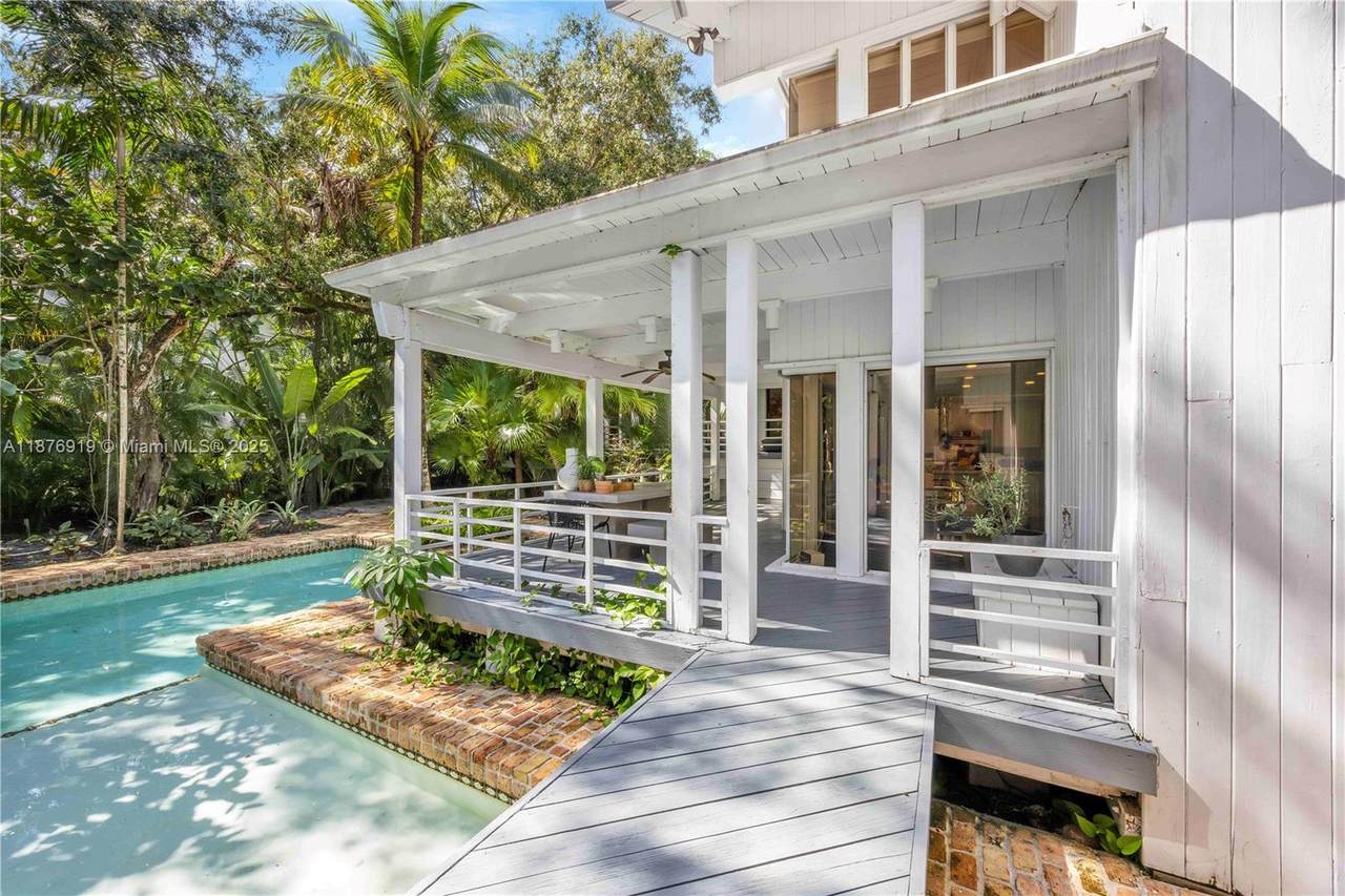 5600 Oakwood Ln - Photo 1