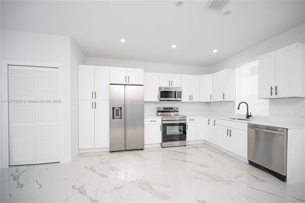 238NW 2nd St - Photo 1