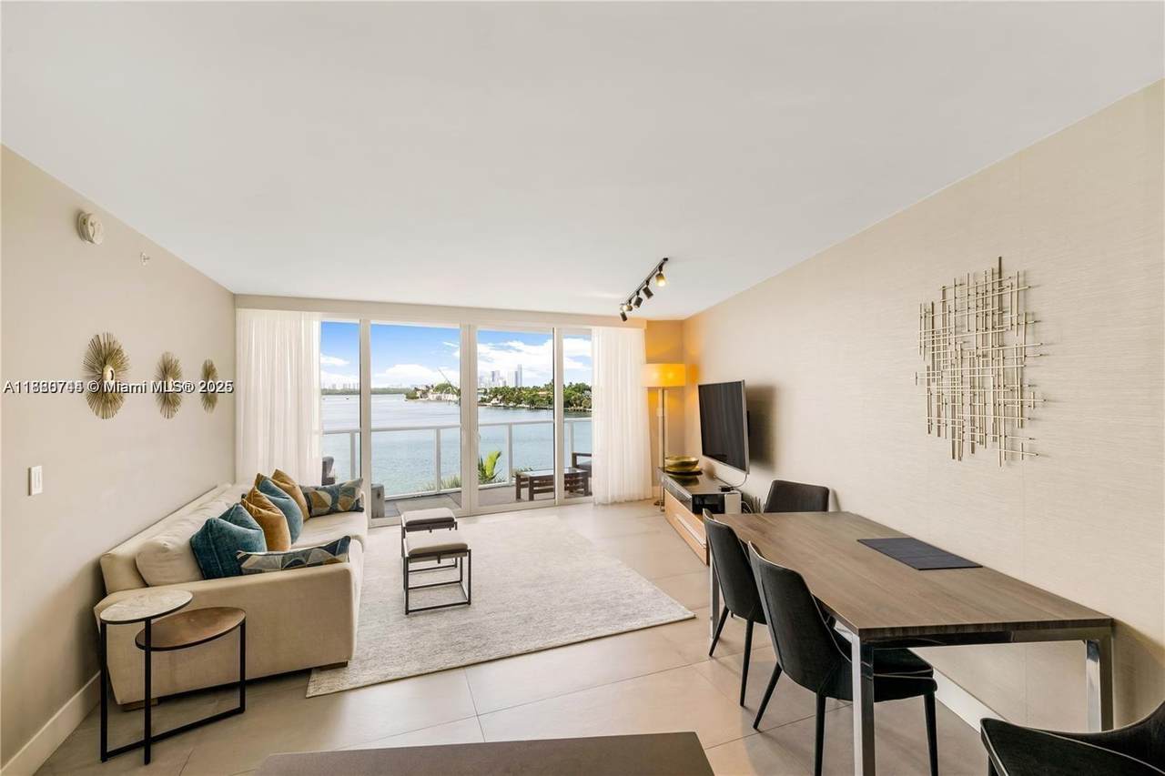 9821 Bay Harbor Dr - Photo 1