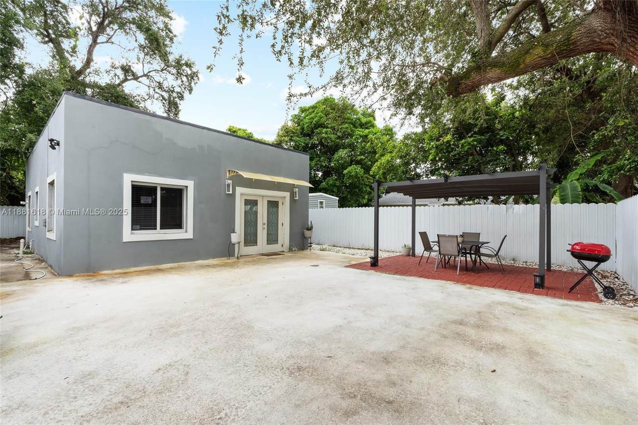 1850 92nd St - Photo 1