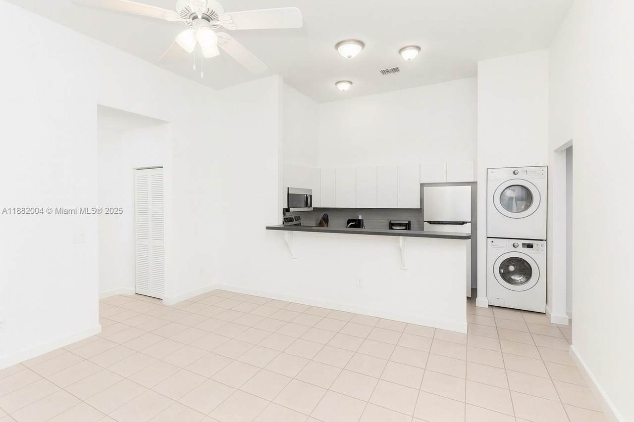 2516 Lincoln St - Photo 1