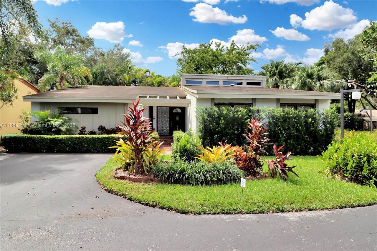 9220 78th Ct - Photo 1