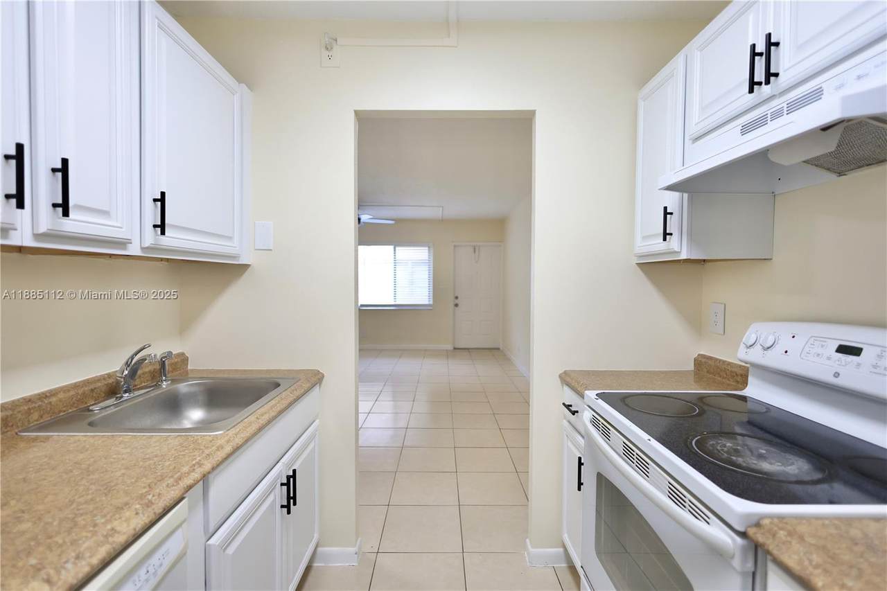 10016 Twin Lakes Dr - Photo 1