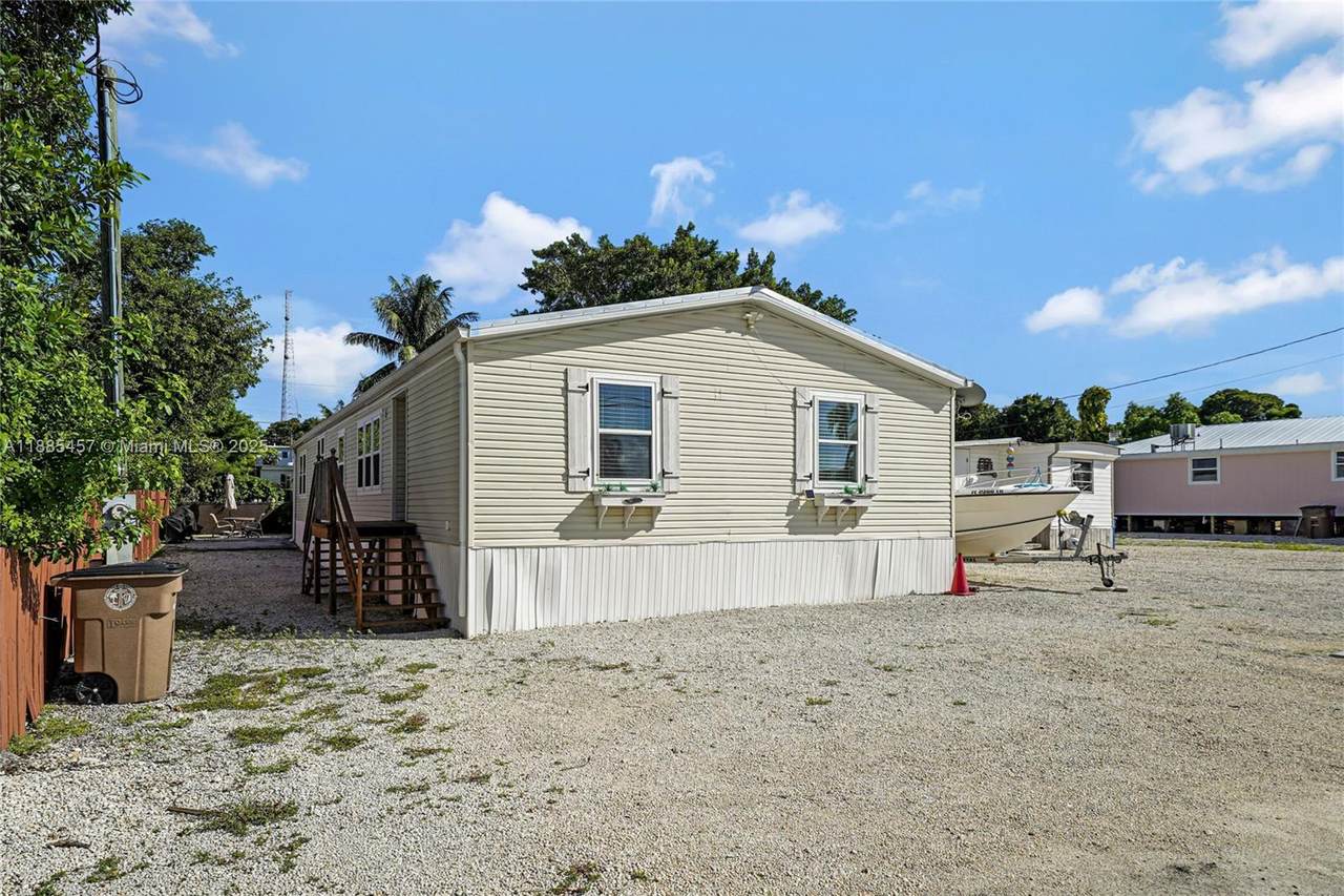 945 Plantation Rd - Photo 1