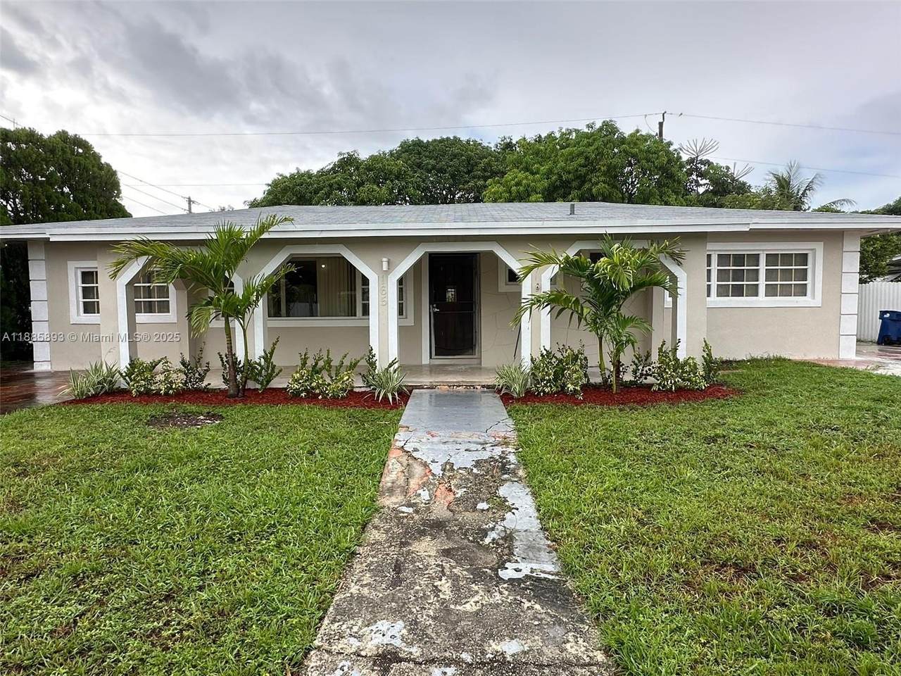 165 192nd St - Photo 1