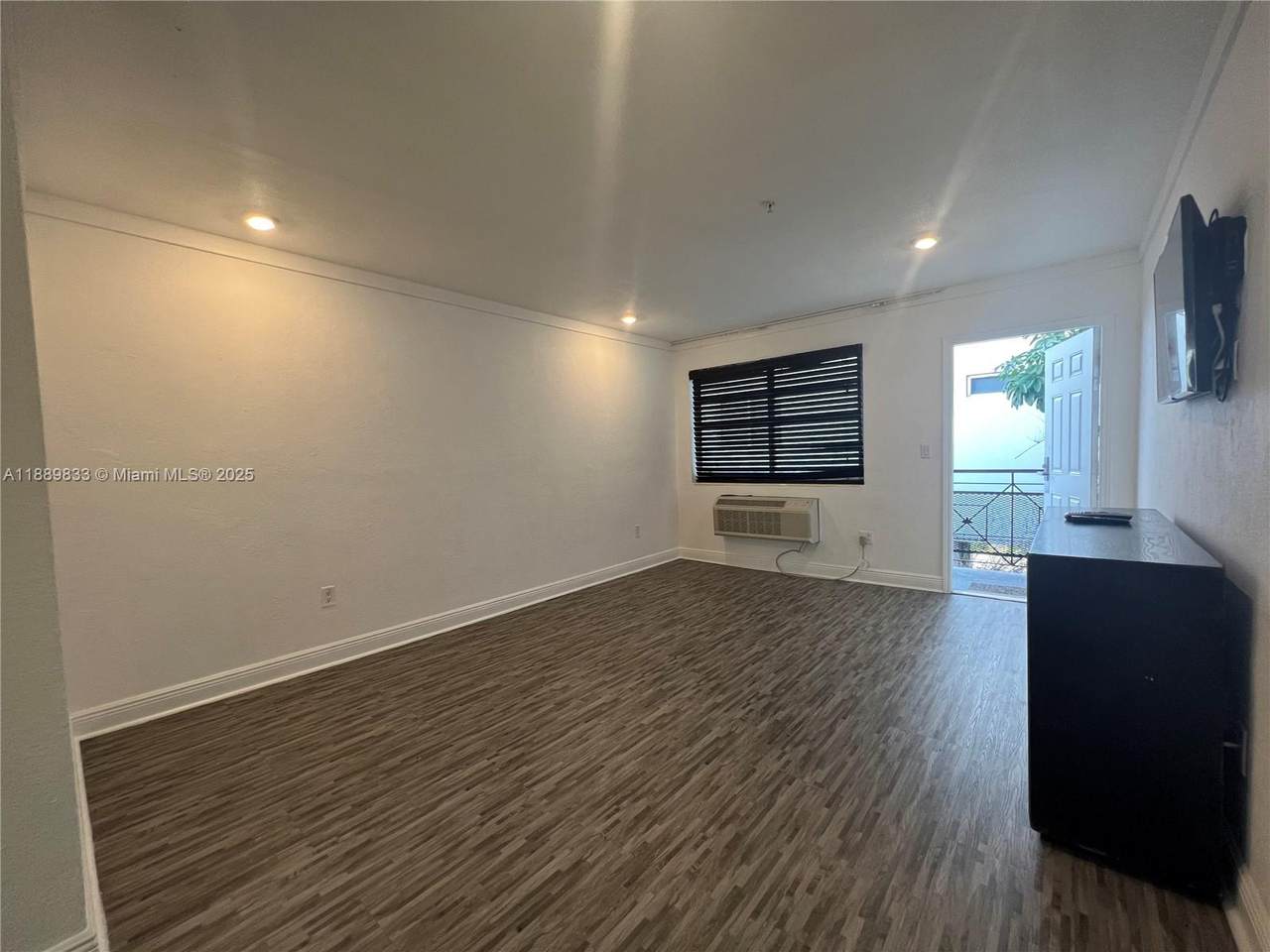 1524 Lenox Ave - Photo 1