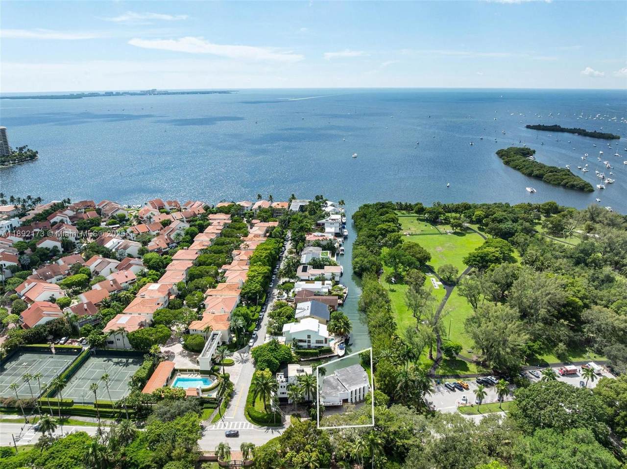 2120 Bayshore Dr - Photo 1