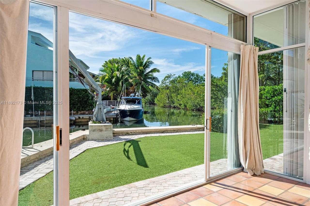 https://bt-photos.global.ssl.fastly.net/miami/1280_boomver_1_A11892173-2.jpg