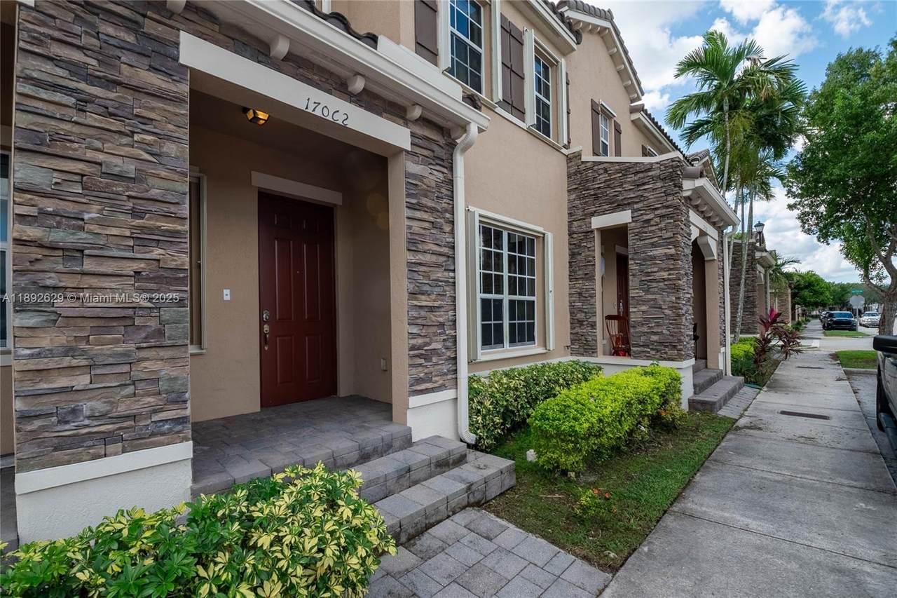 17062 95th Ter - Photo 1