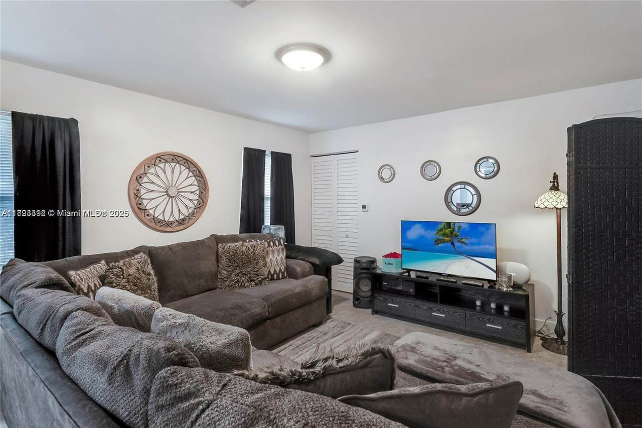 219 7th Ct - Photo 1