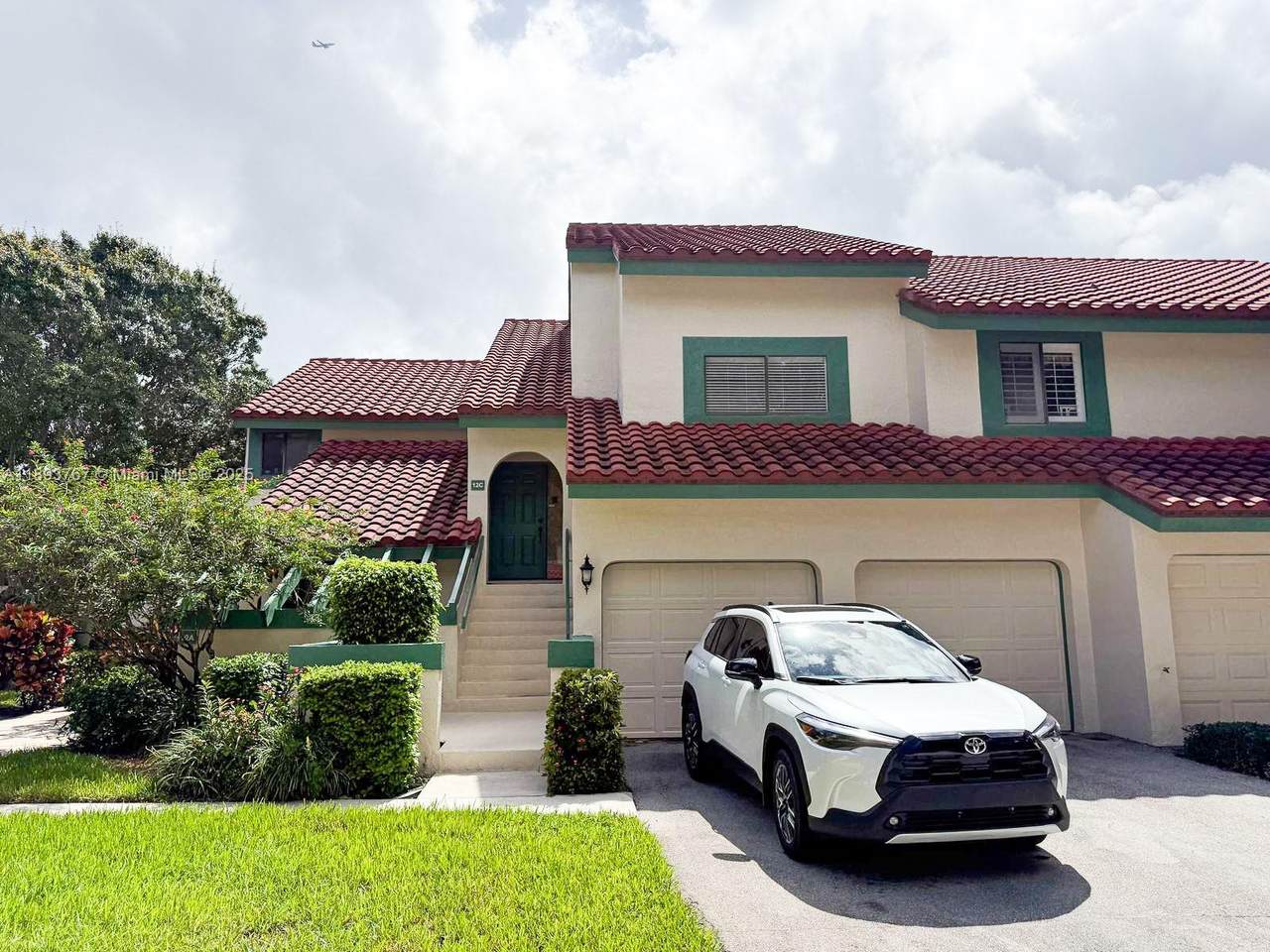 12 Lexington Ln E - Photo 1