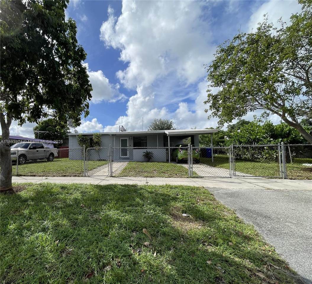 1854 Lauderdale Manor Dr - Photo 1