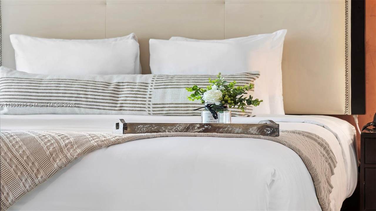 1437 Collins Ave - Photo 1