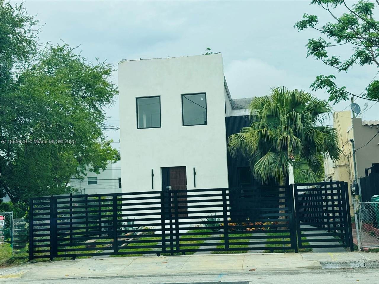 905 13th Ct - Photo 1