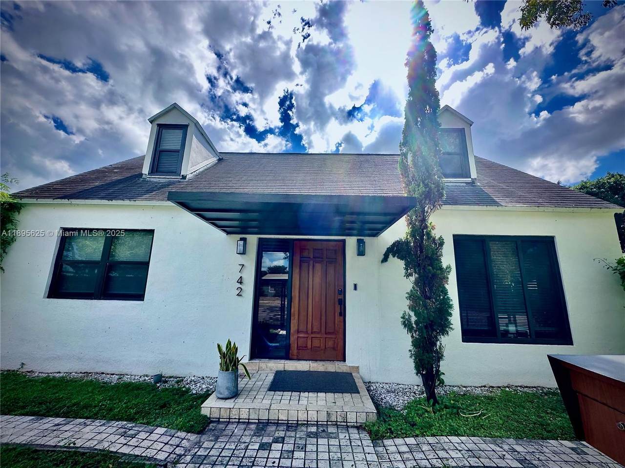 742 50th St - Photo 1