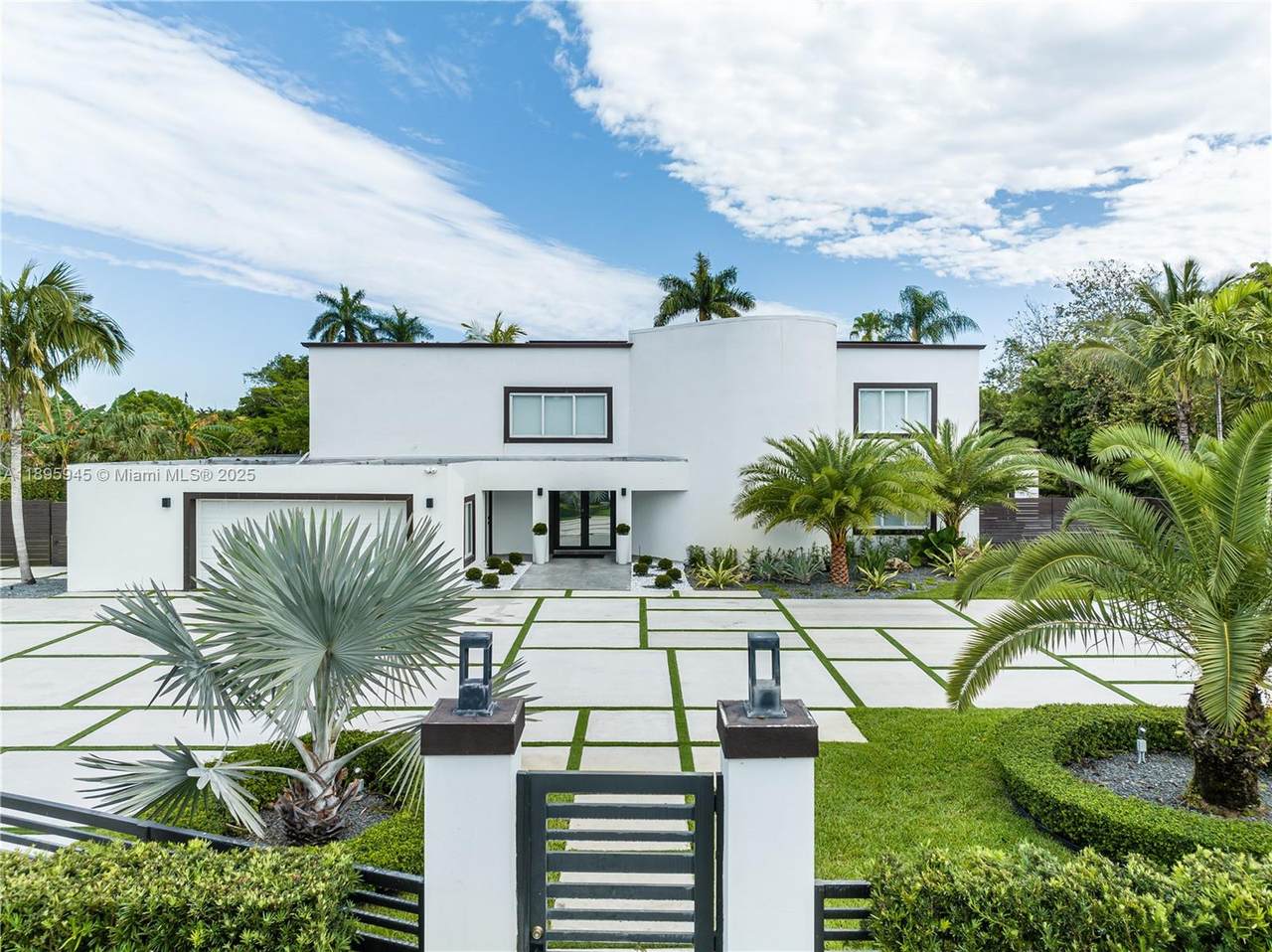 11531 93rd St - Photo 1