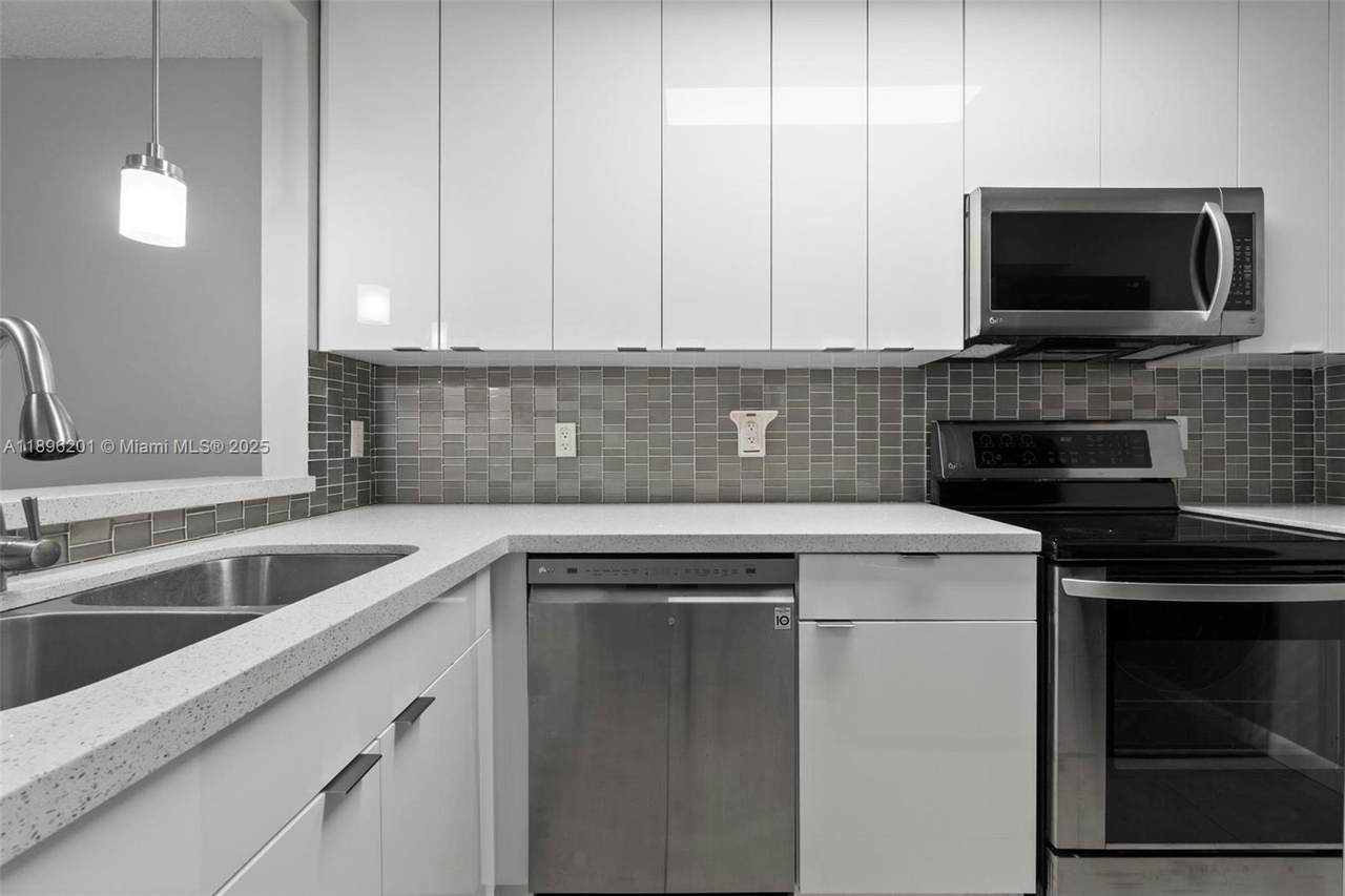 3586 University Dr - Photo 1