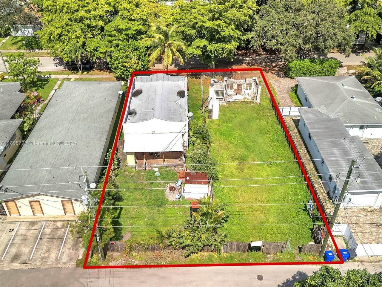 1932 Dewey St - Photo 1