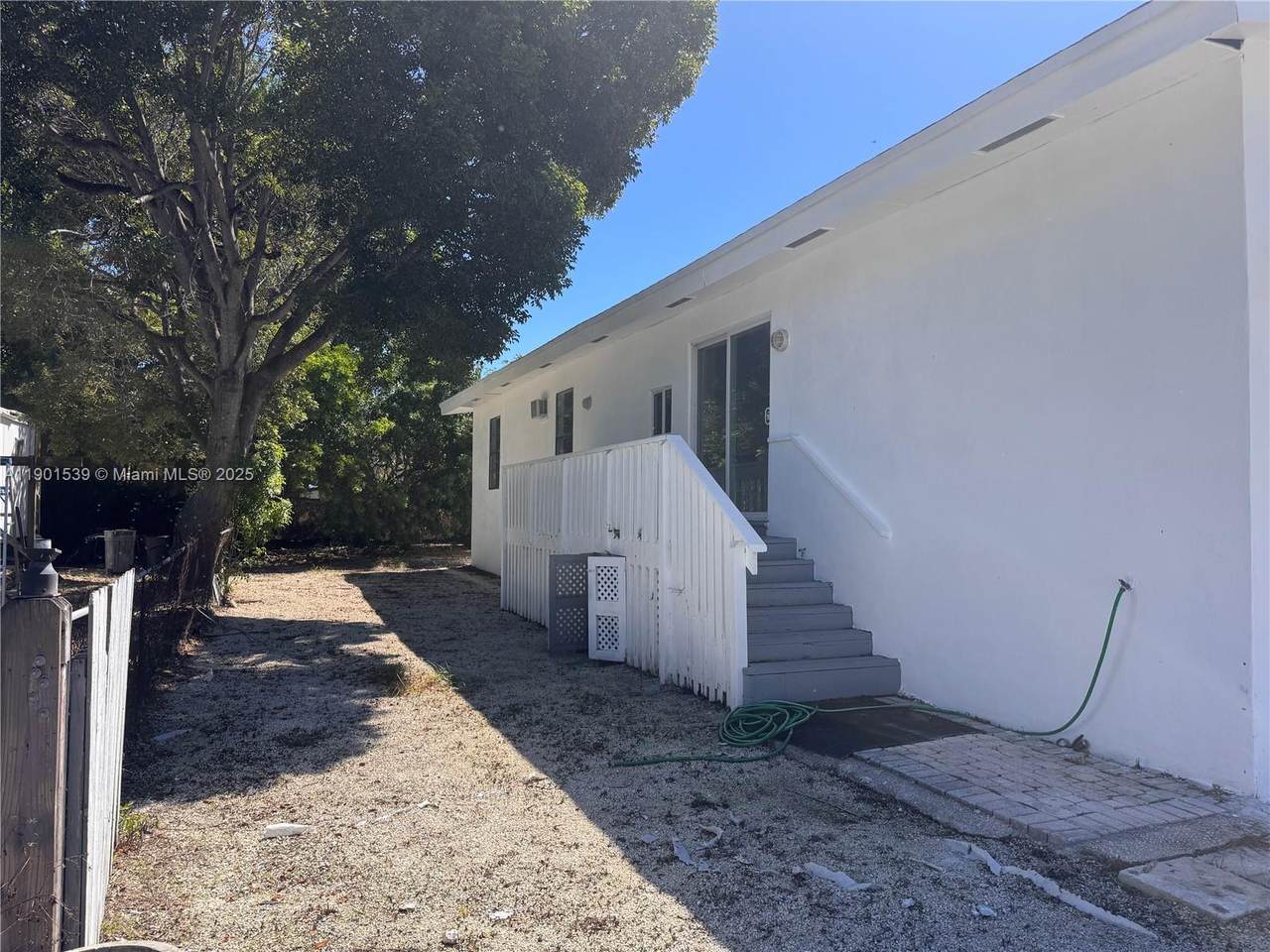 969 Plantation Rd - Photo 1