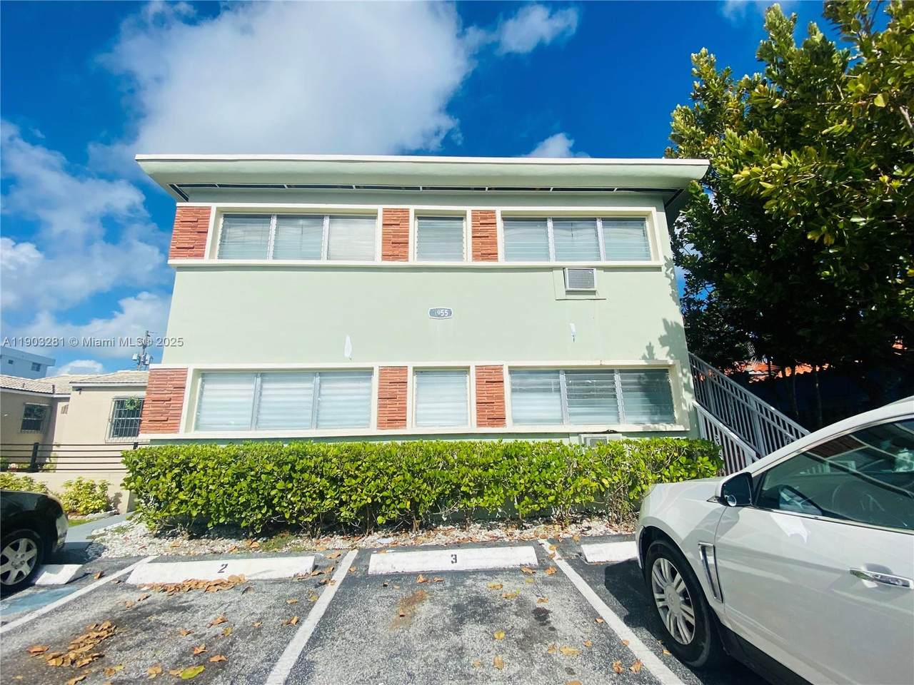 1955 Normandy Dr - Photo 1