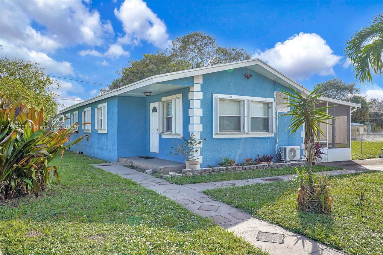 2760 23rd St - Photo 1